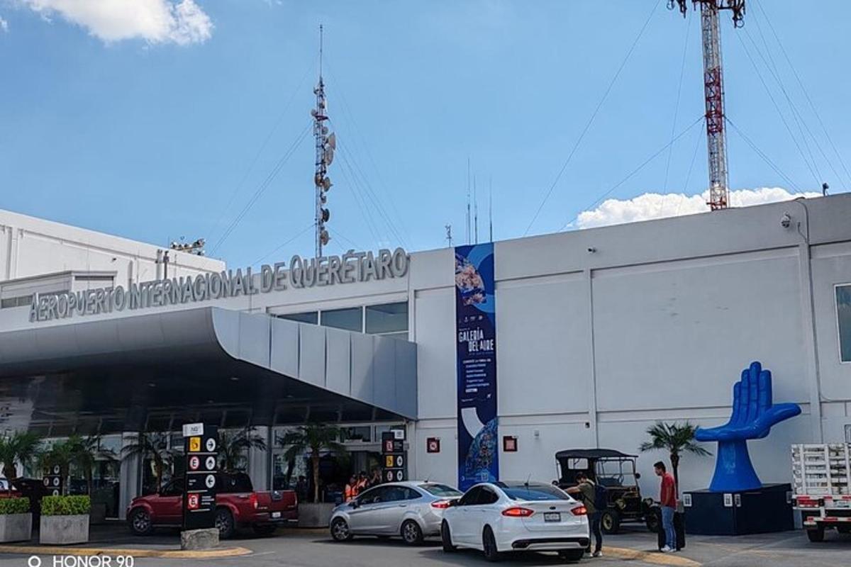 Una gasolinera con coches aparcados delante