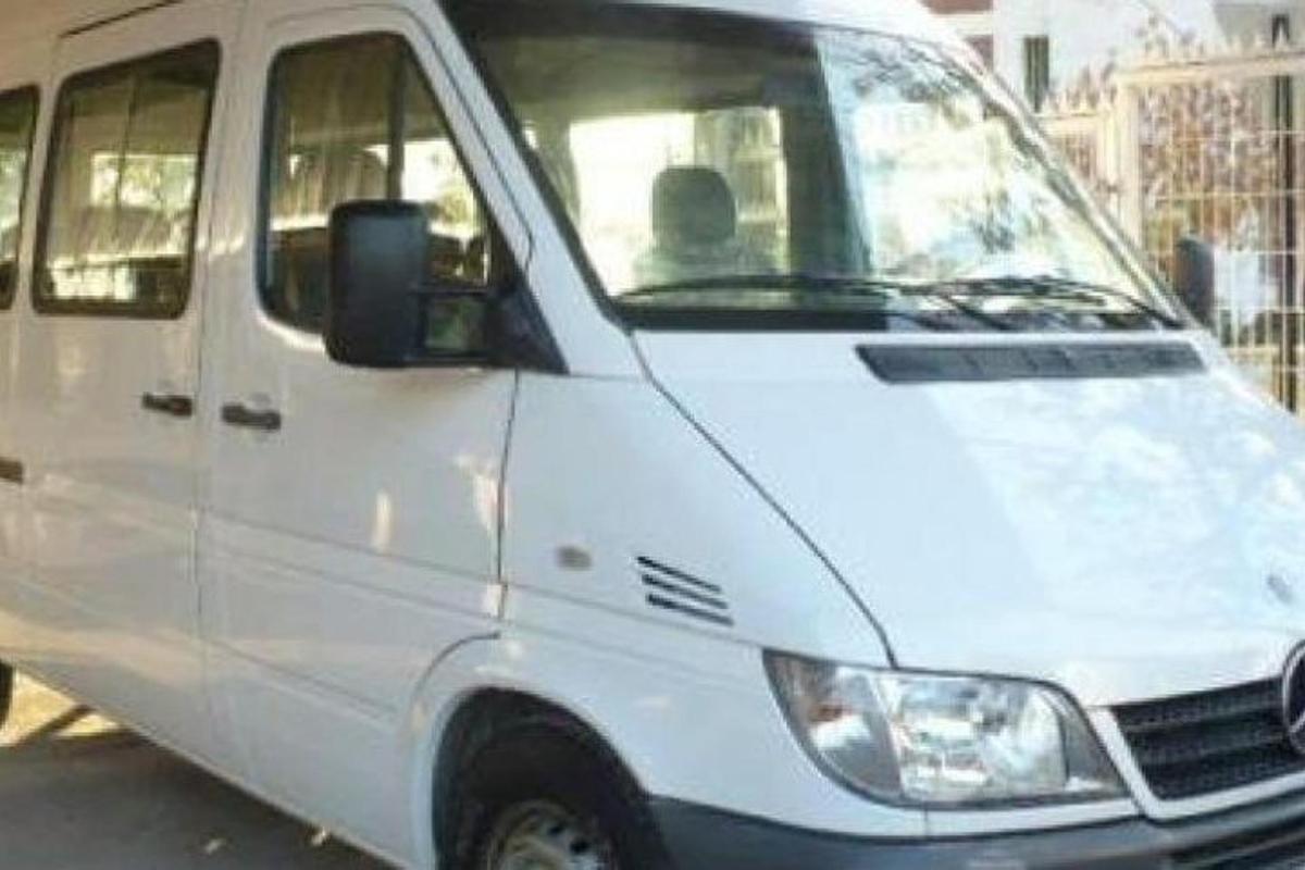 bílá dodávka parkuje na parkovišti