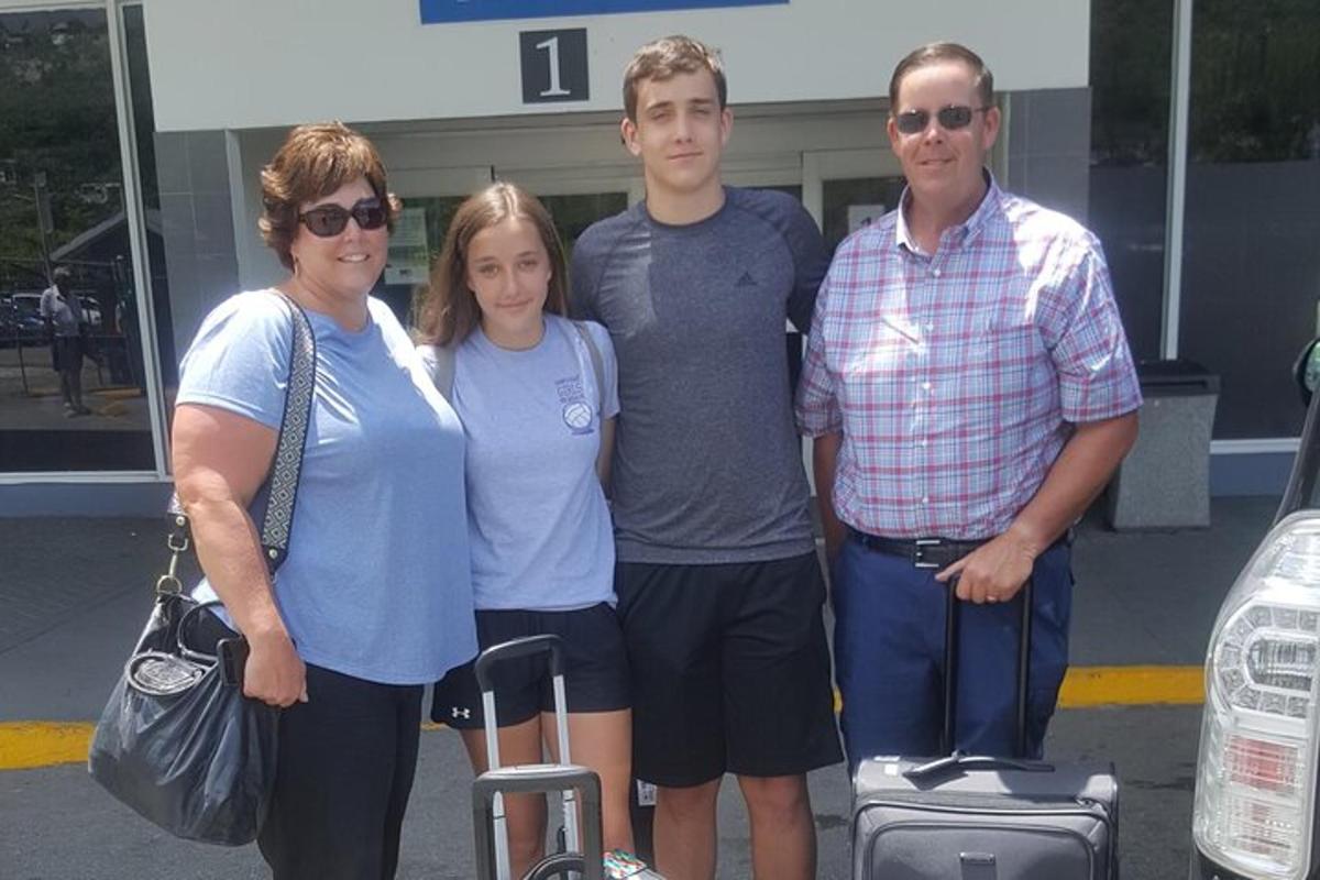 Un grupo de personas posando para una fotografía en un aeropuerto.