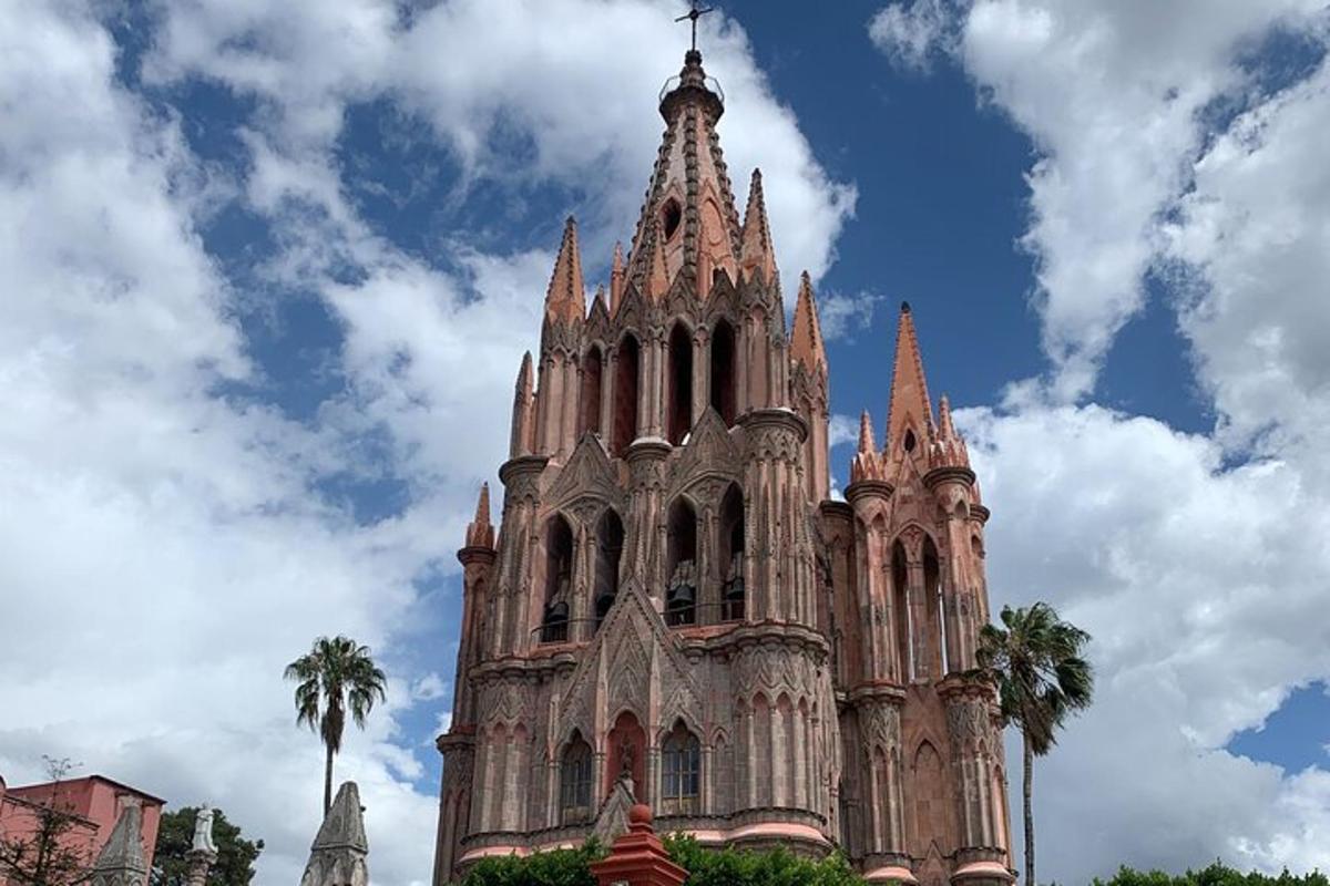 Un edificio adornado con una torre con palmeras.
