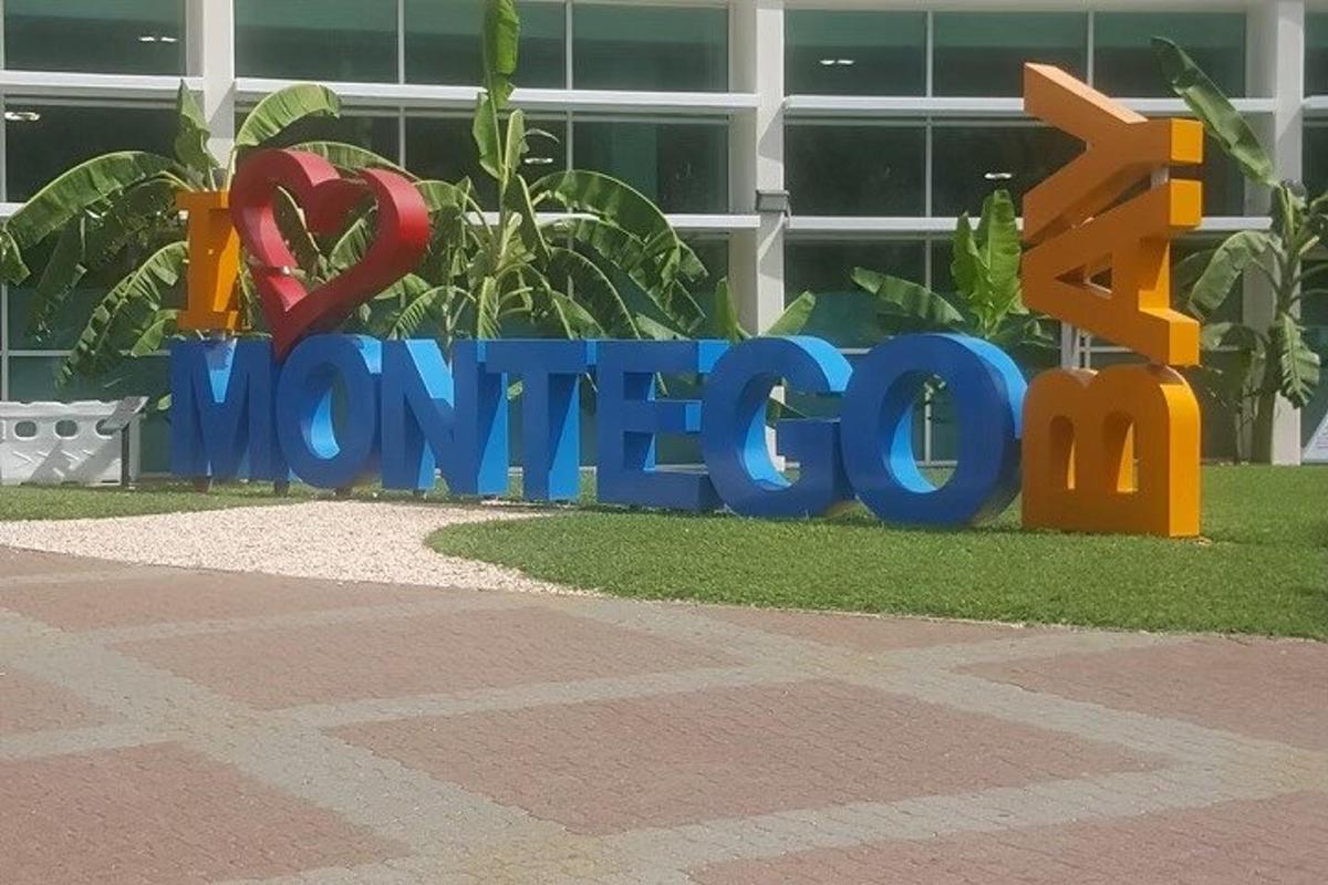papan tanda di hadapan bangunan yang bertulis menerost