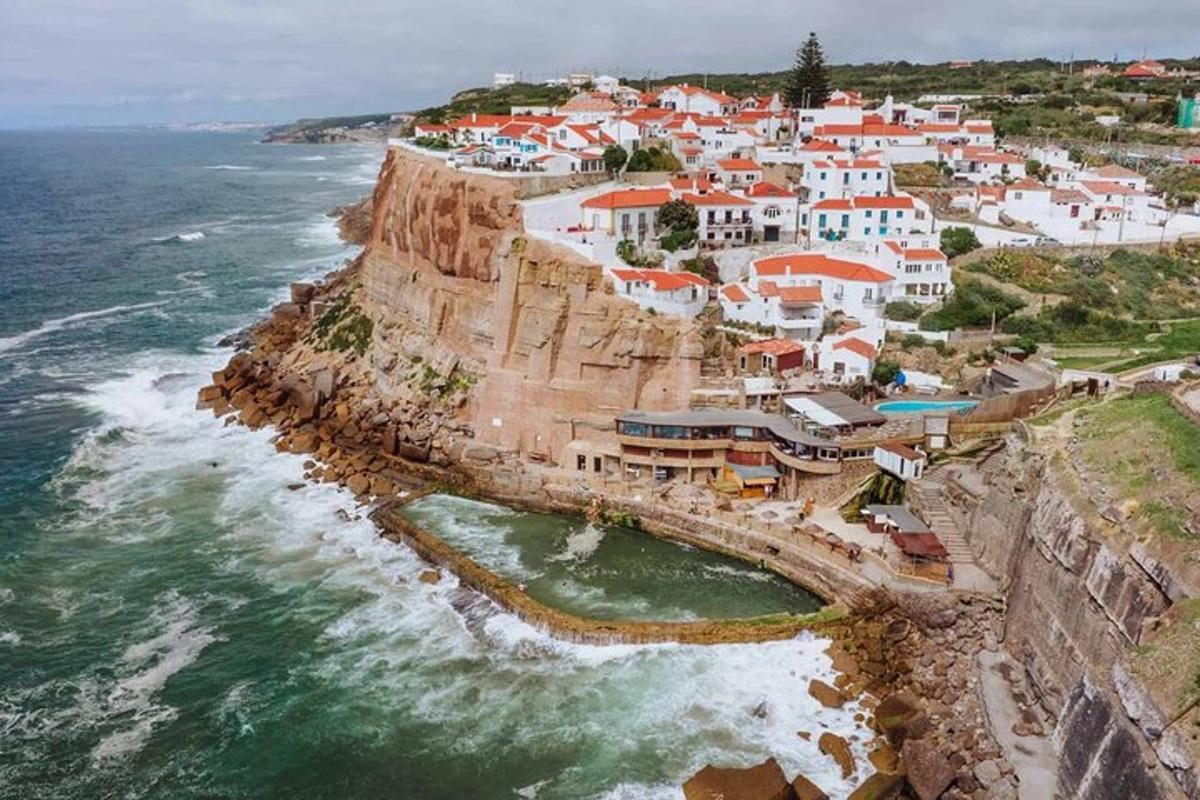 zračni pogled na vas na pečini ob oceanu