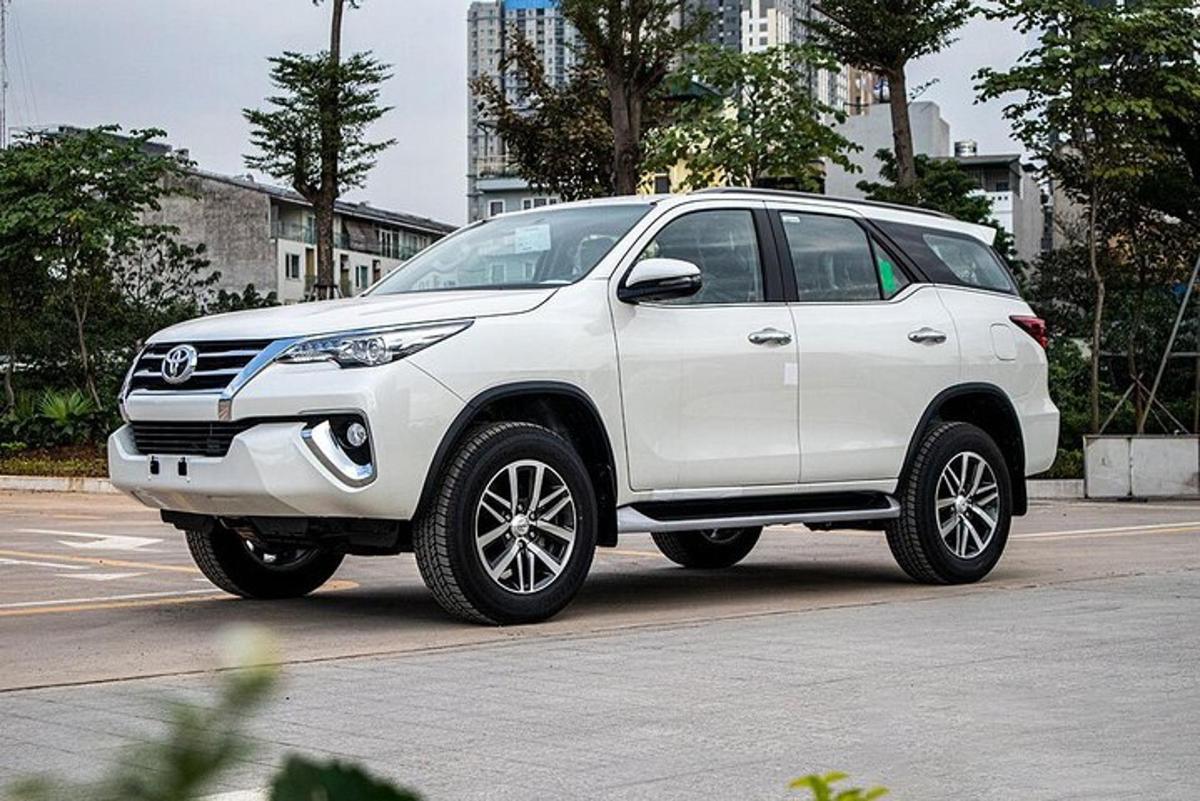 주차장에 주차된 흰색 SUV