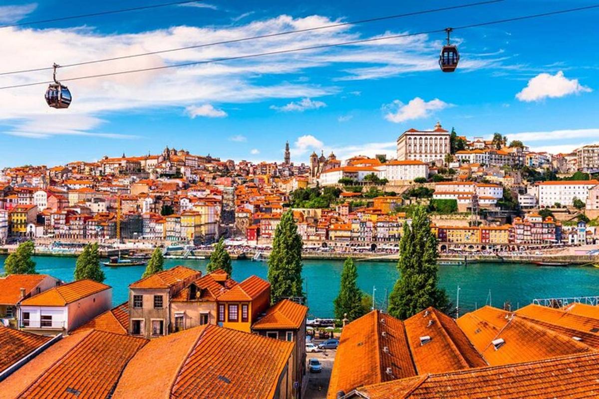 pogled na mesto z oranžnimi strehami in reko