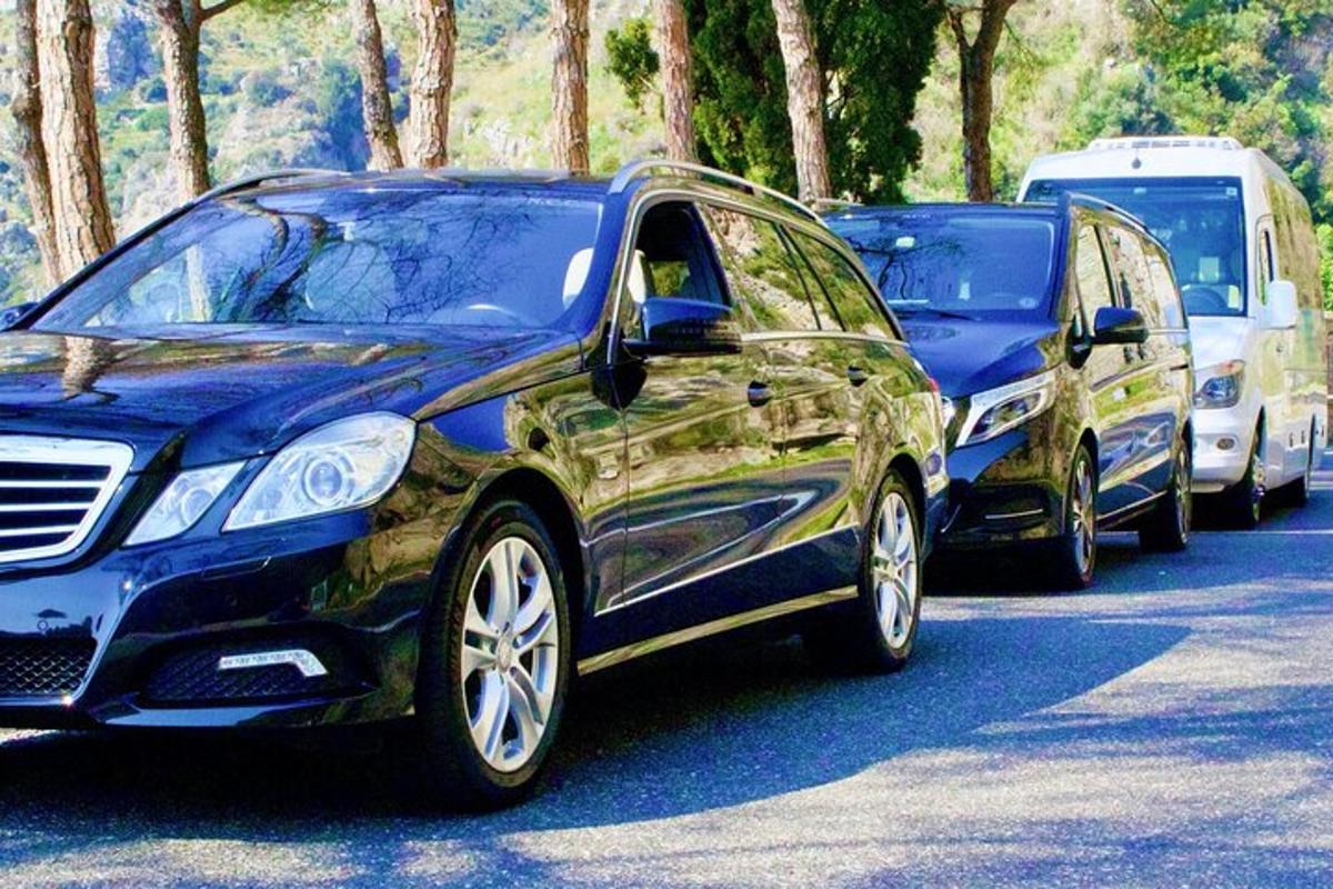 rinda novietotu automašīnu uz ielas