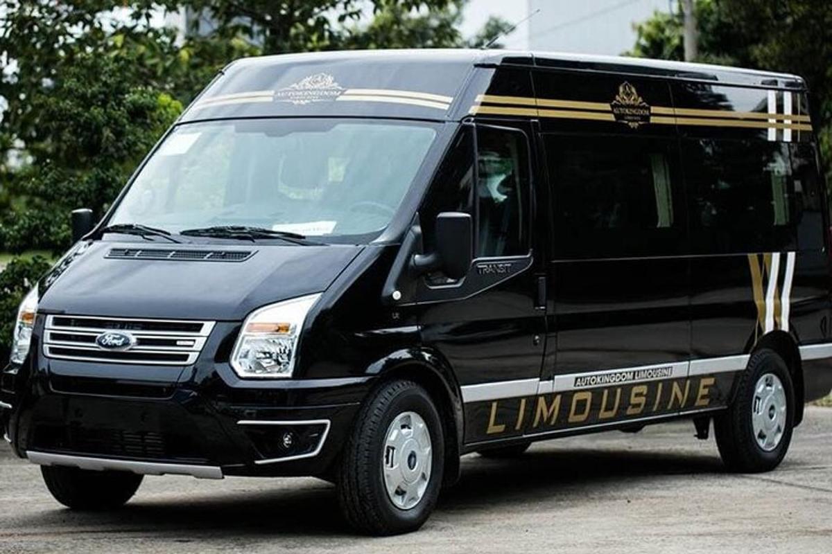 juodas mikroautobusas stovi automobilių stovėjimo aikštelėje