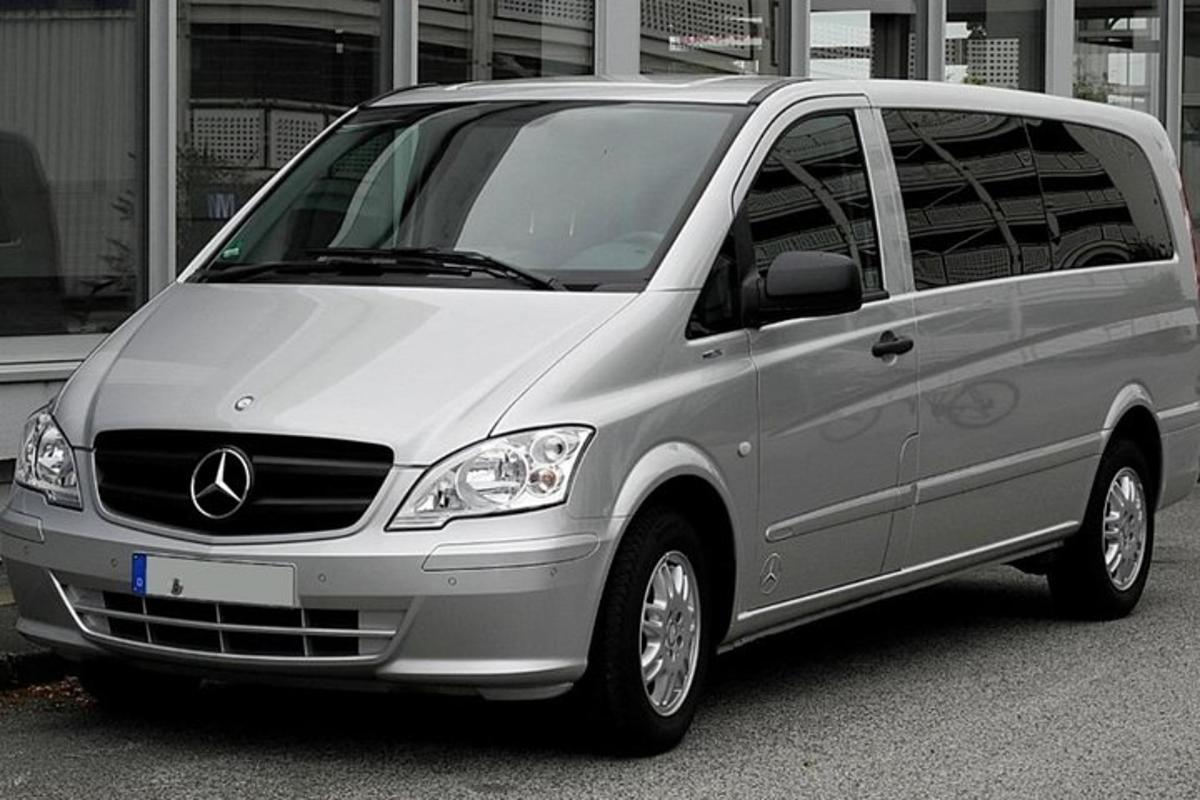 sidabrinis furgonas, pastatytas automobilių stovėjimo aikštelėje