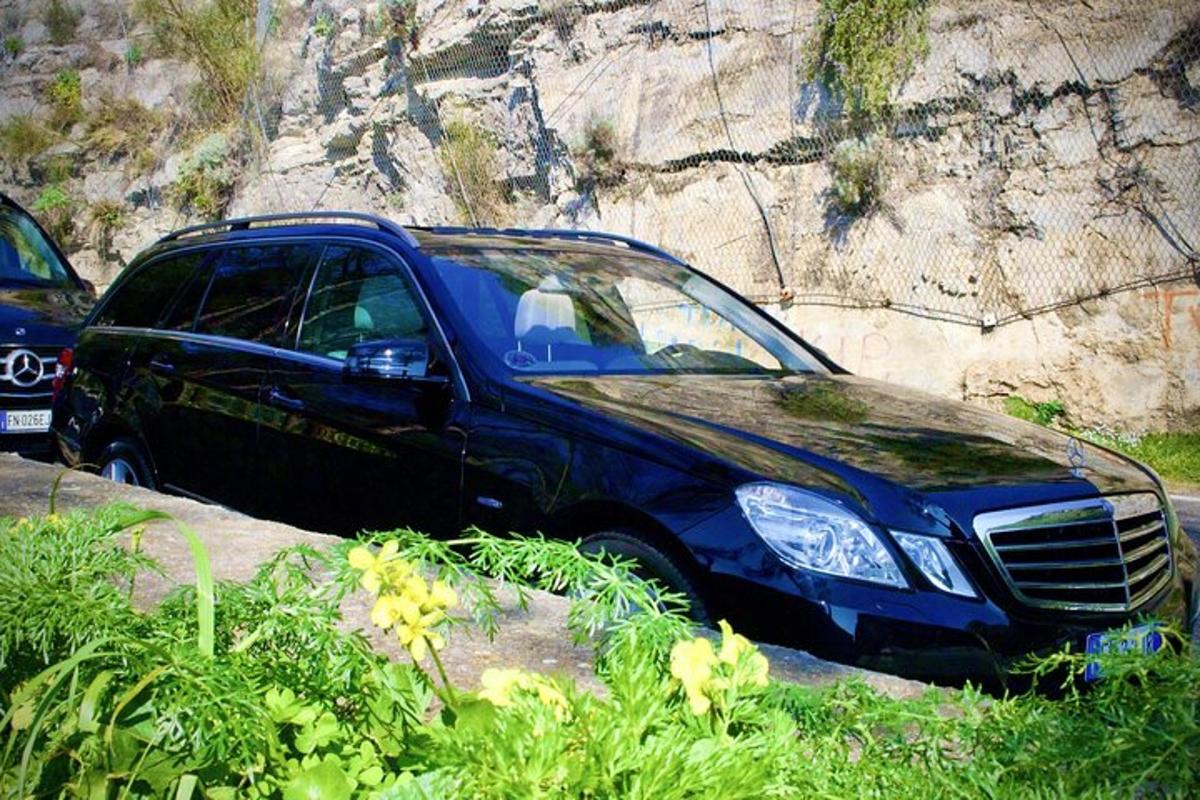 zila automašīna, kas novietota kalna priekšā