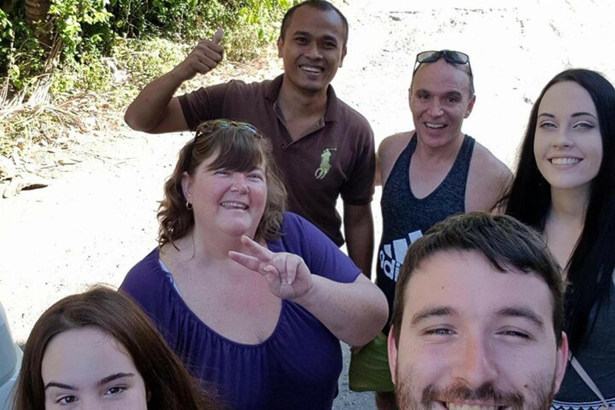 un gruppo di persone che posano per una foto