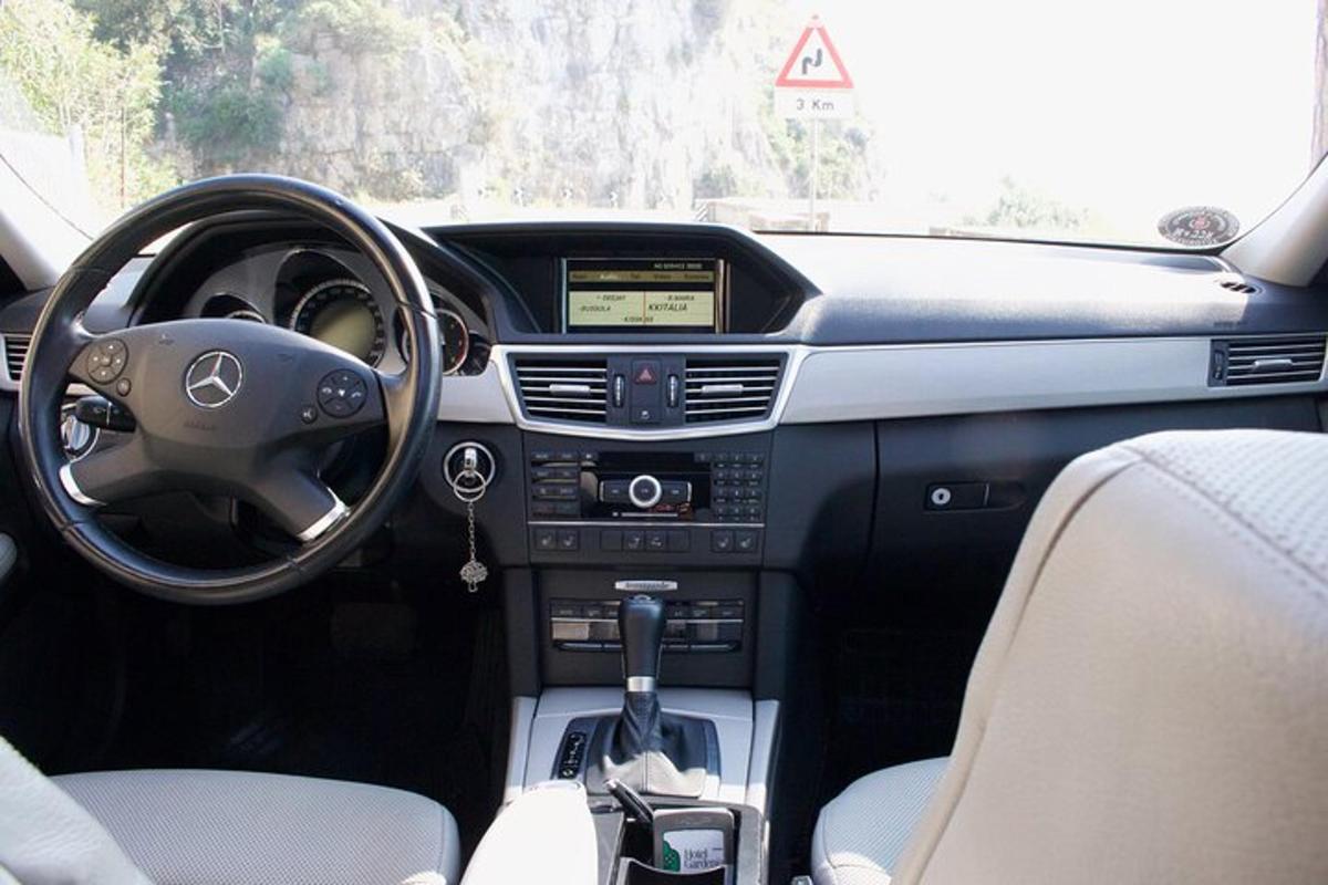 Skats uz Mercedes Benz automašīnas instrumentu paneli