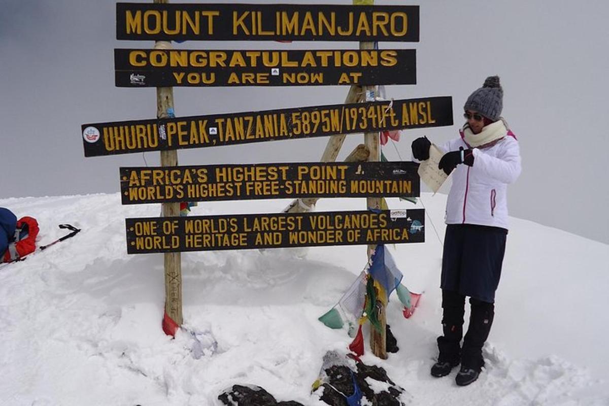 una dona dreta al costat d'un rètol a la neu
