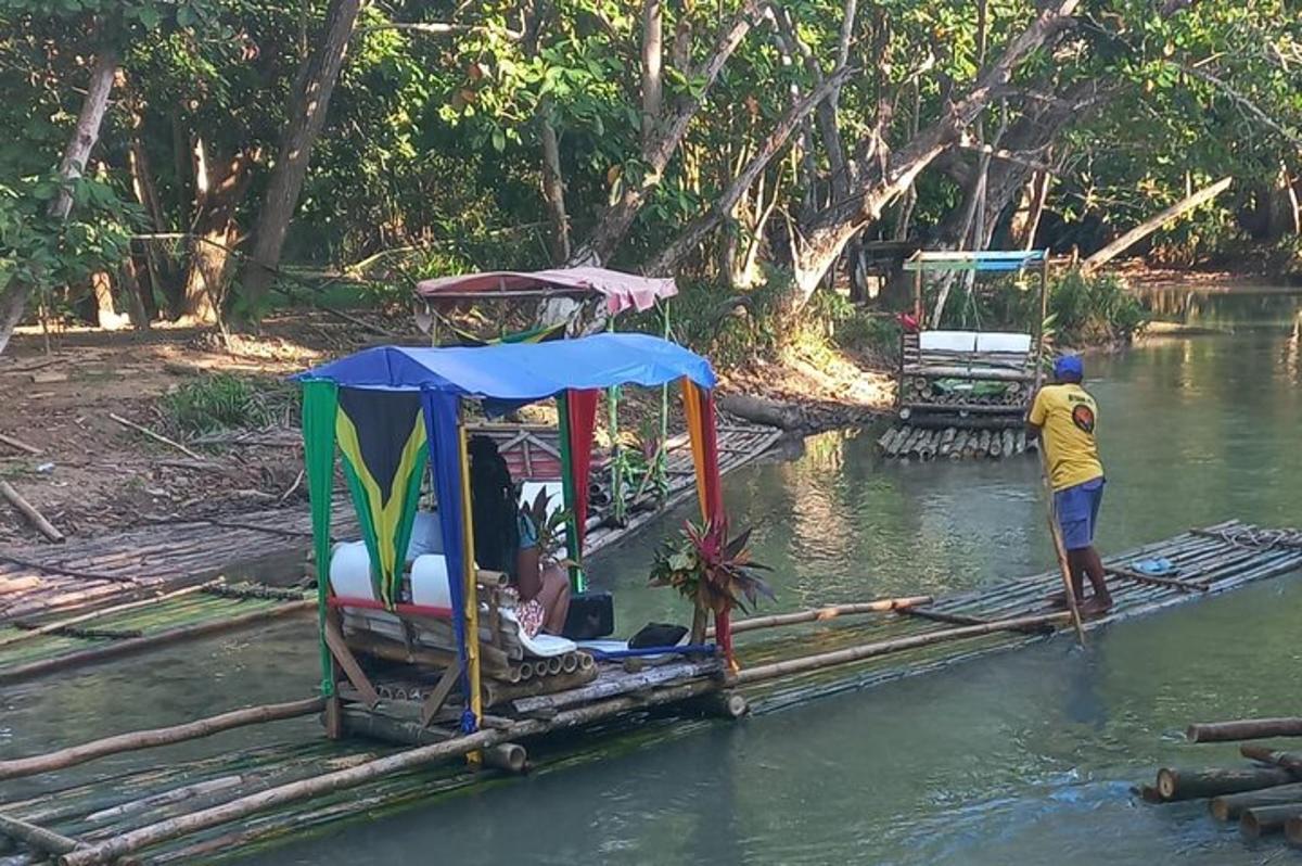 мъж стои на сал във водата