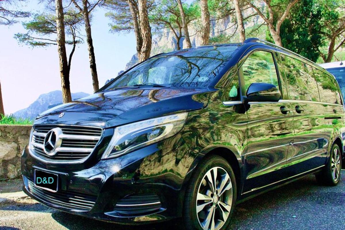 zaļa automašīna, kas novietota stāvvietā