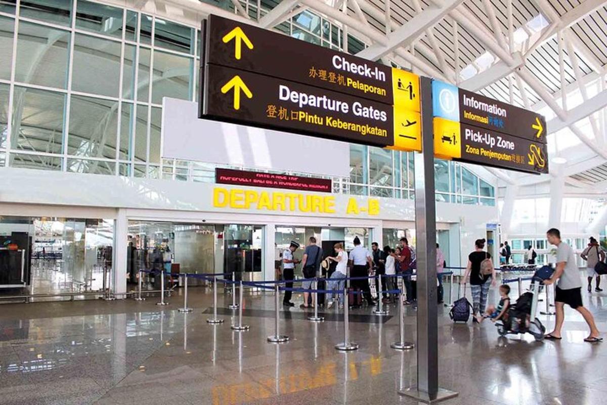 um grupo de pessoas caminhando ao redor de um aeroporto