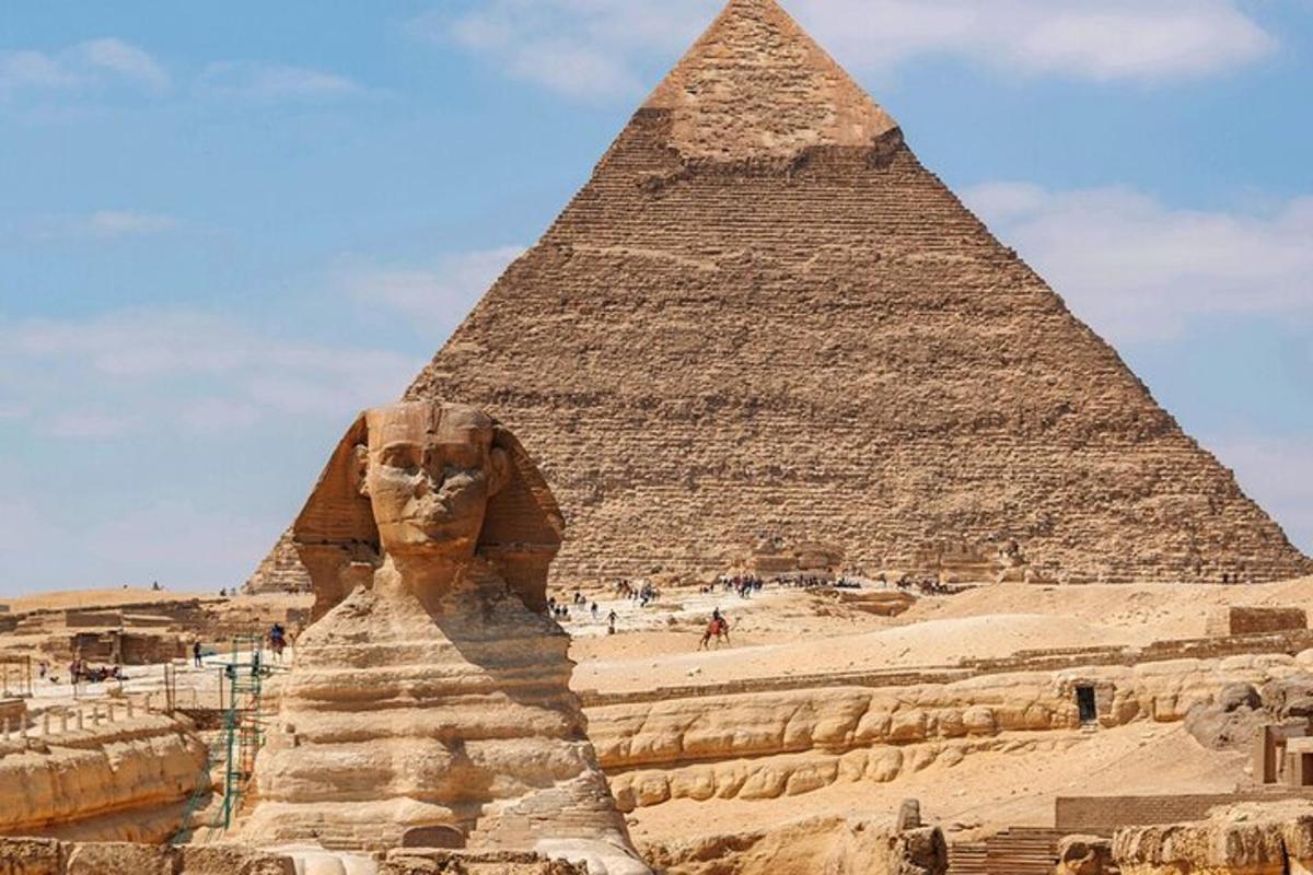 pyramida a socha před pyramidou