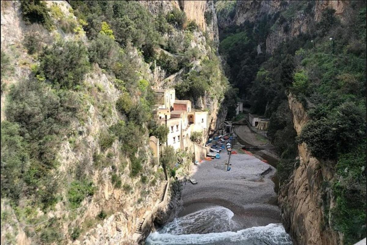 una vista di un fiume con edifici su una montagna