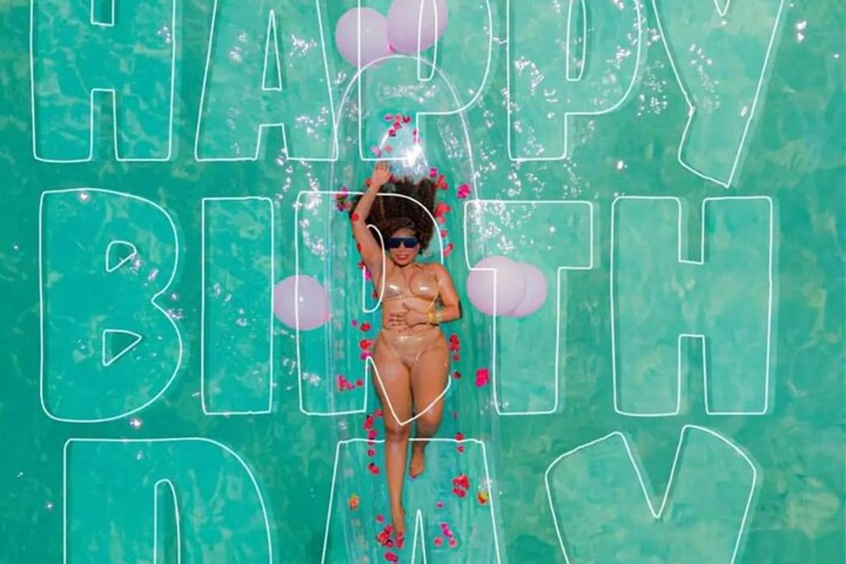 una ragazza in bikini è in piscina
