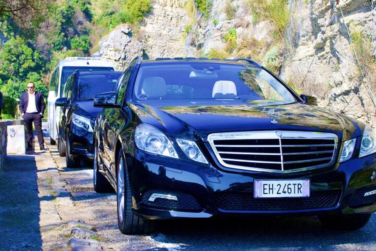 um carro azul estacionado ao lado de uma van em uma montanha