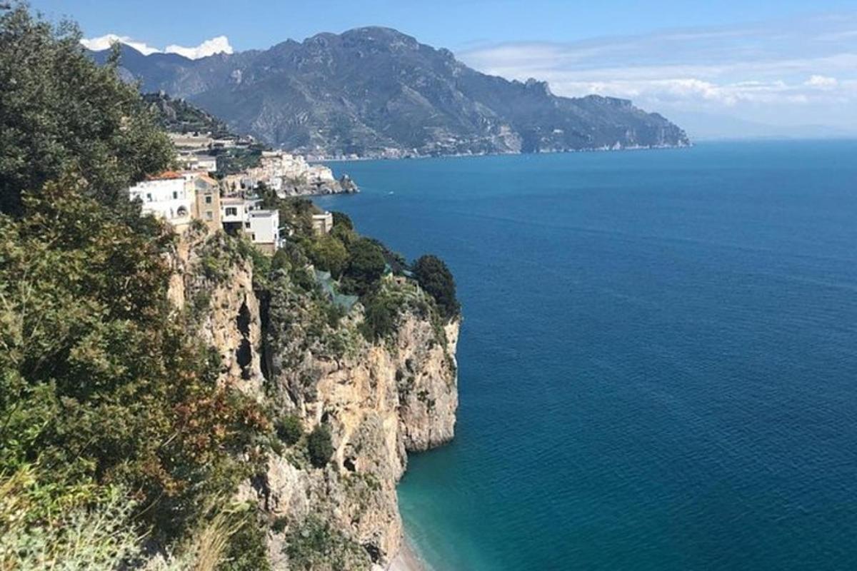 una vista di una montagna con una spiaggia e l'oceano