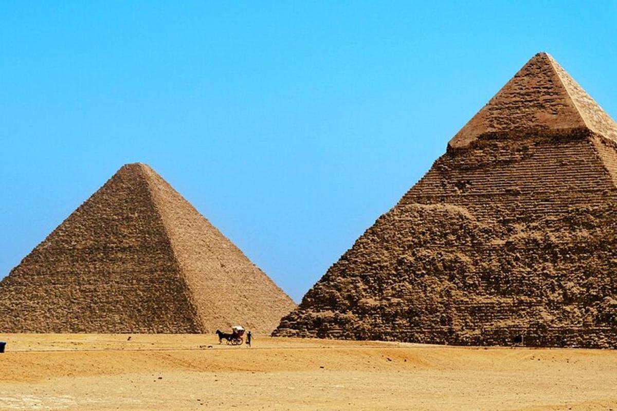dvě pyramidy s koněm před nimi