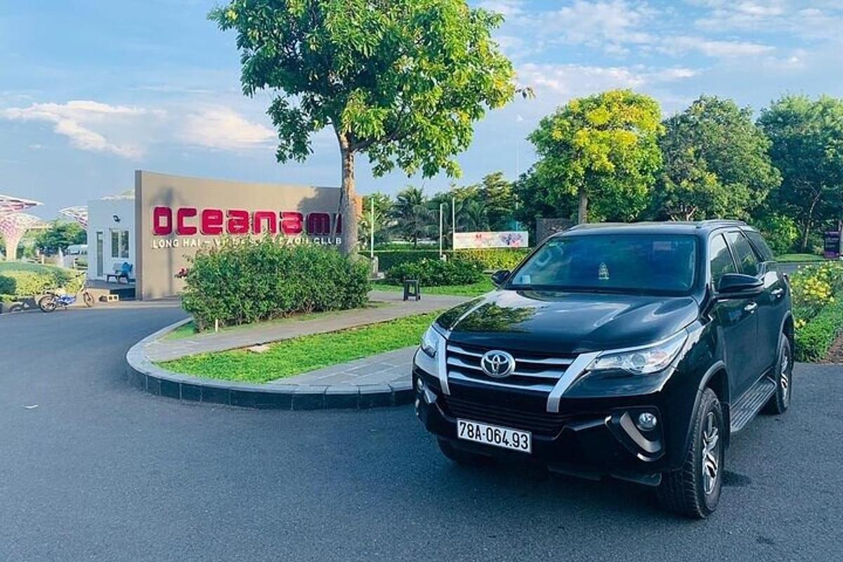 auto zaparkované na parkovišti před obchodem