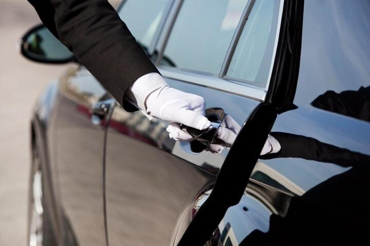 uma pessoa com uma luva está abastecendo um carro