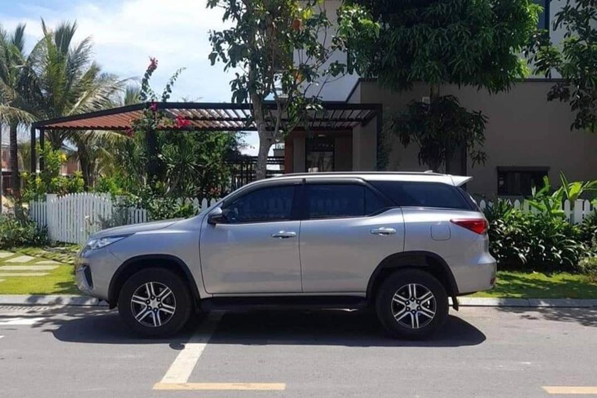 stříbrné SUV zaparkované na parkovišti