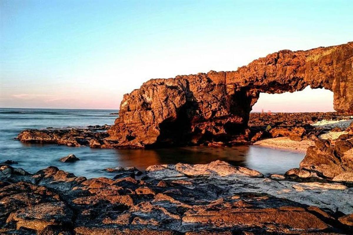 łuk w skałach na plaży