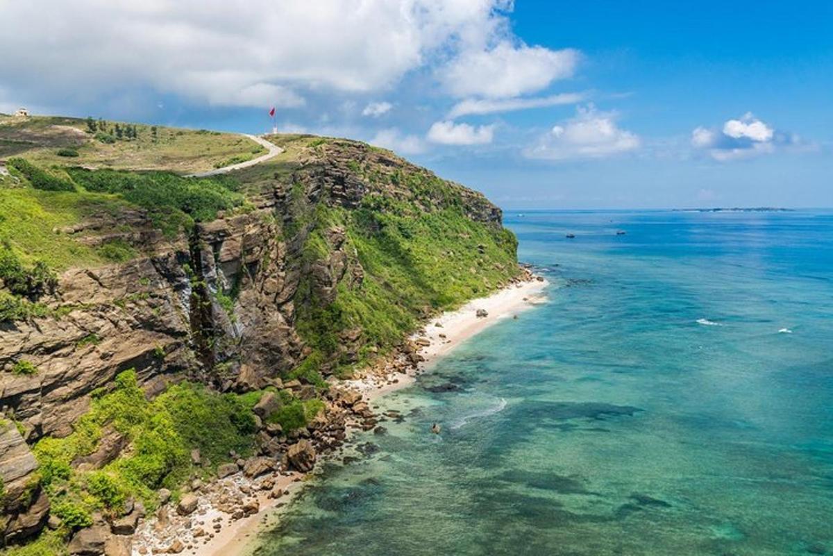 una vista aérea de una playa cerca del océano