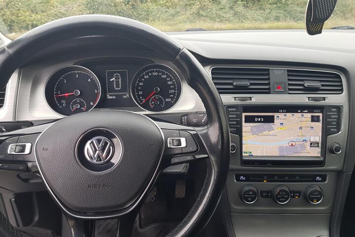 una vista del cruscotto di un'auto Volkswagen