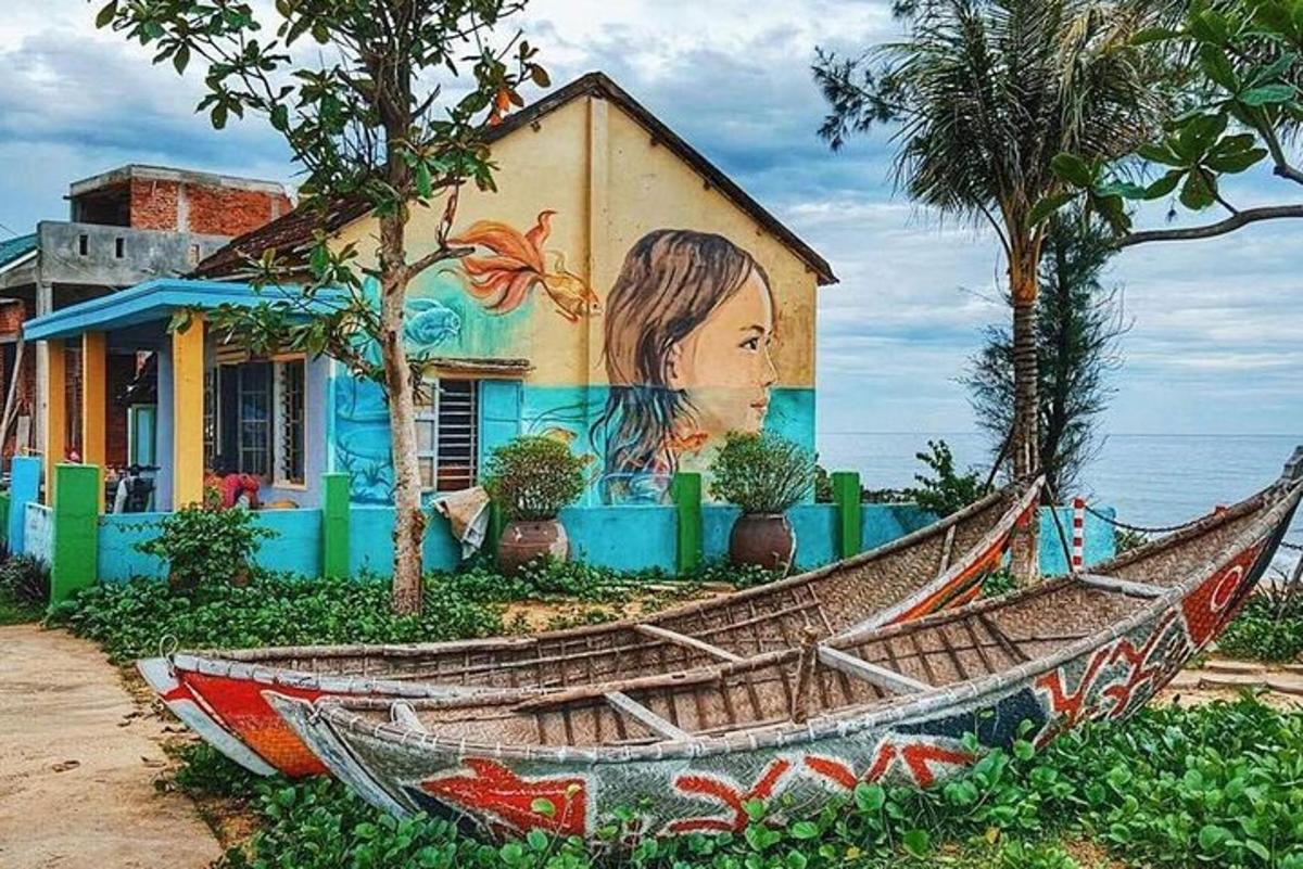 Una hamaca frente a una casa con un cuadro.