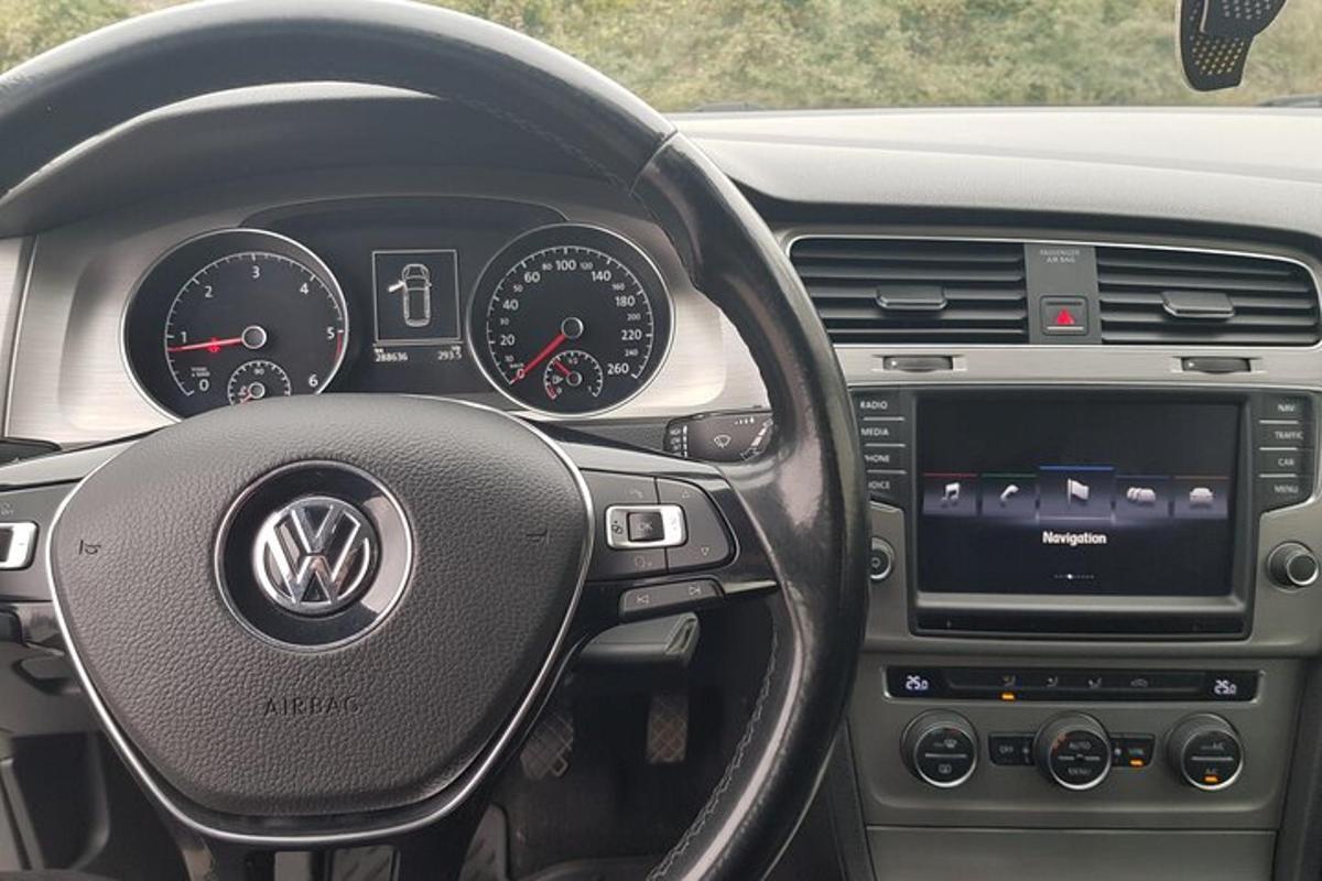 una vista del cruscotto di un'auto