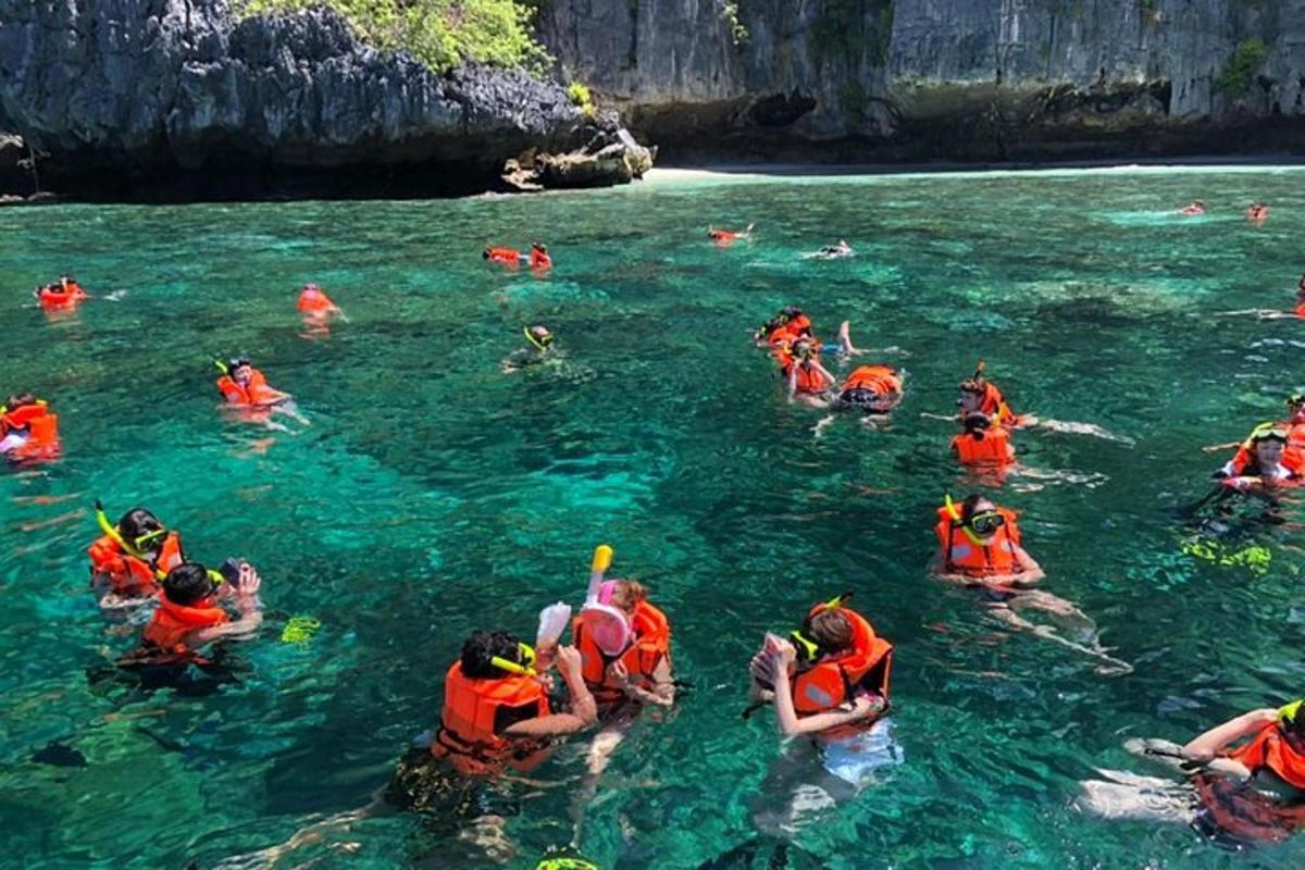 sekumpulan orang berada di dalam air