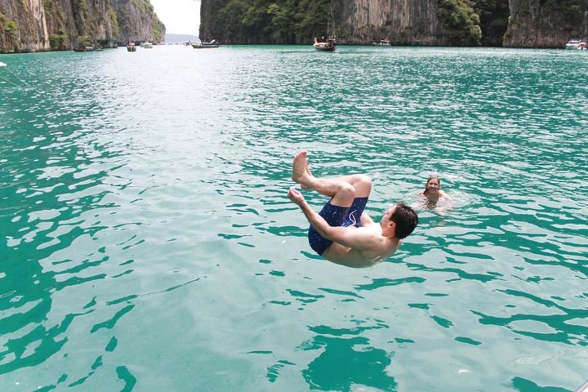 seorang lelaki melompat ke dalam air di tasik