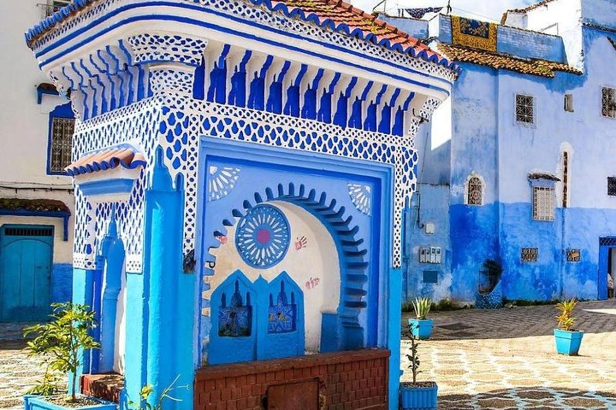 sebuah bangunan biru dengan gerbang di halaman