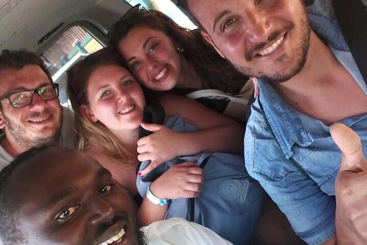 un grup de oameni care pozează pentru o fotografie într-o mașină