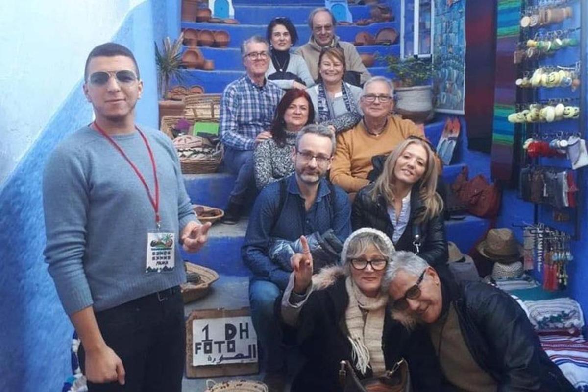 un grup de persones posant per a una foto a les escales
