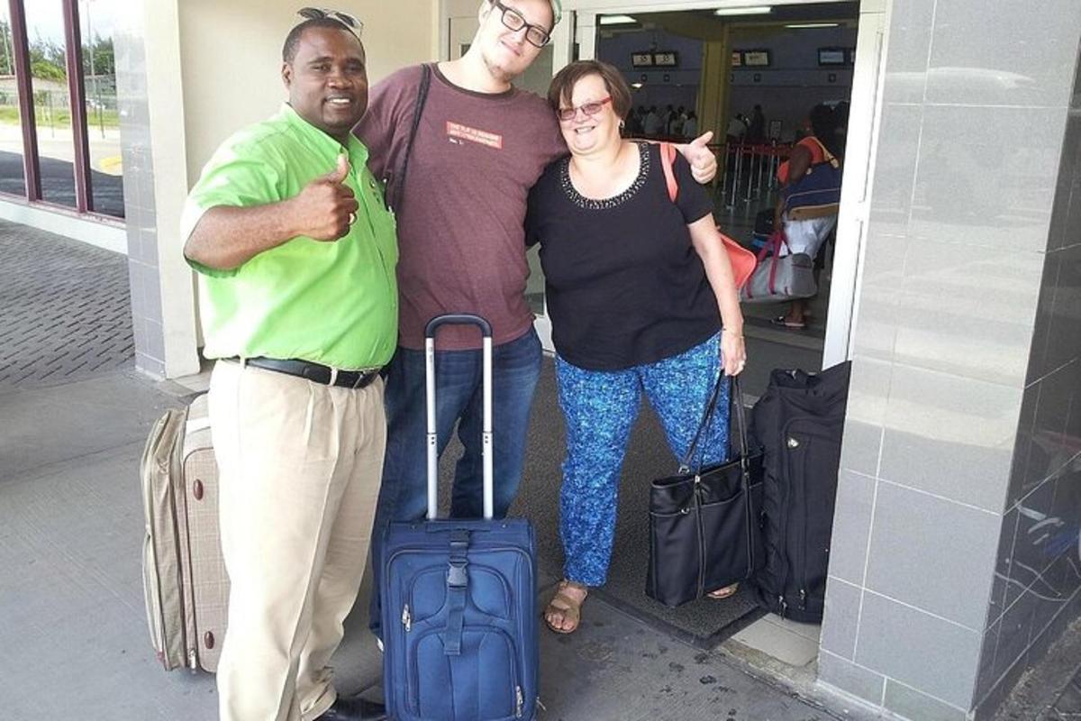 tres persones posant per a una foto amb el seu equipatge