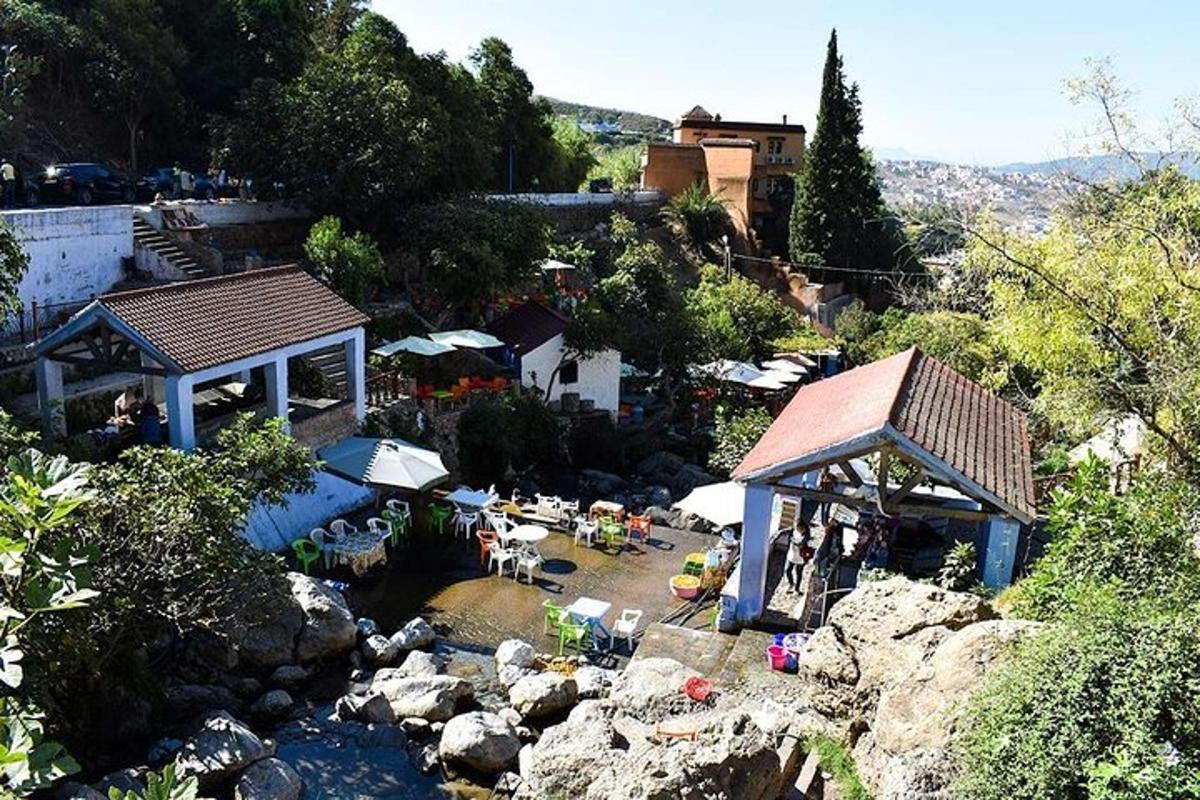 una vista cenital d'un grup de taules i cadires prop d'un riu