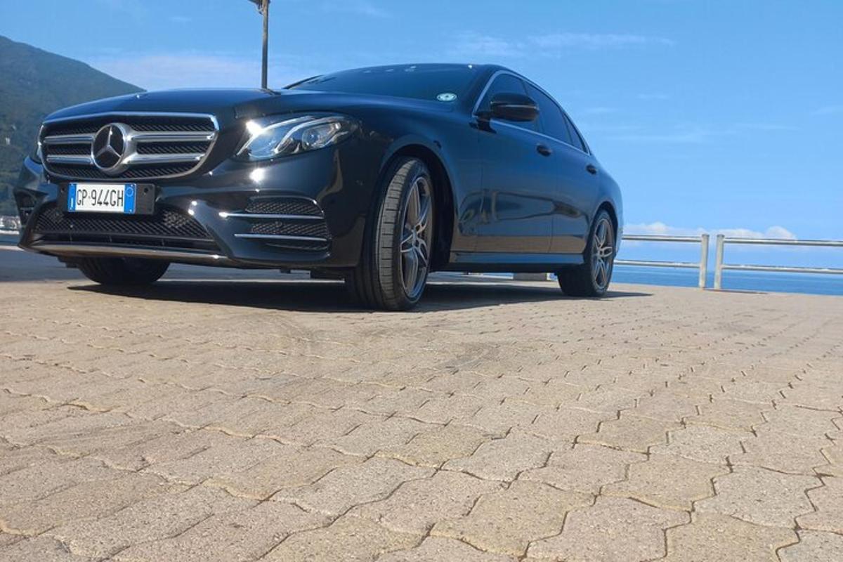 un coche azul estacionado al costado de una carretera