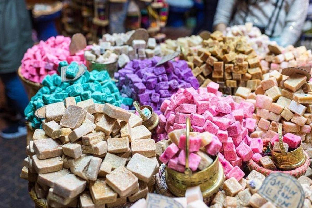 pajangan marshmallow berwarna-warni di atas meja