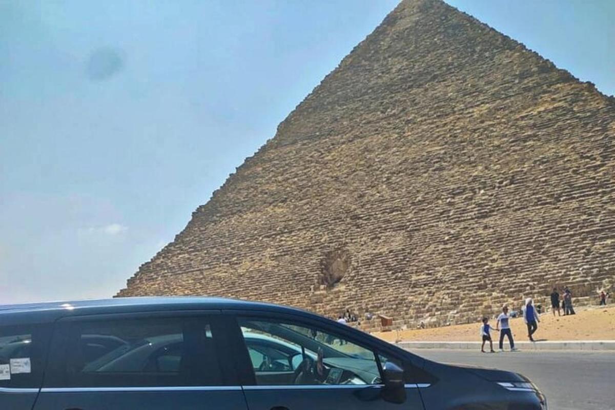pyramidin eteen pysäköity auto