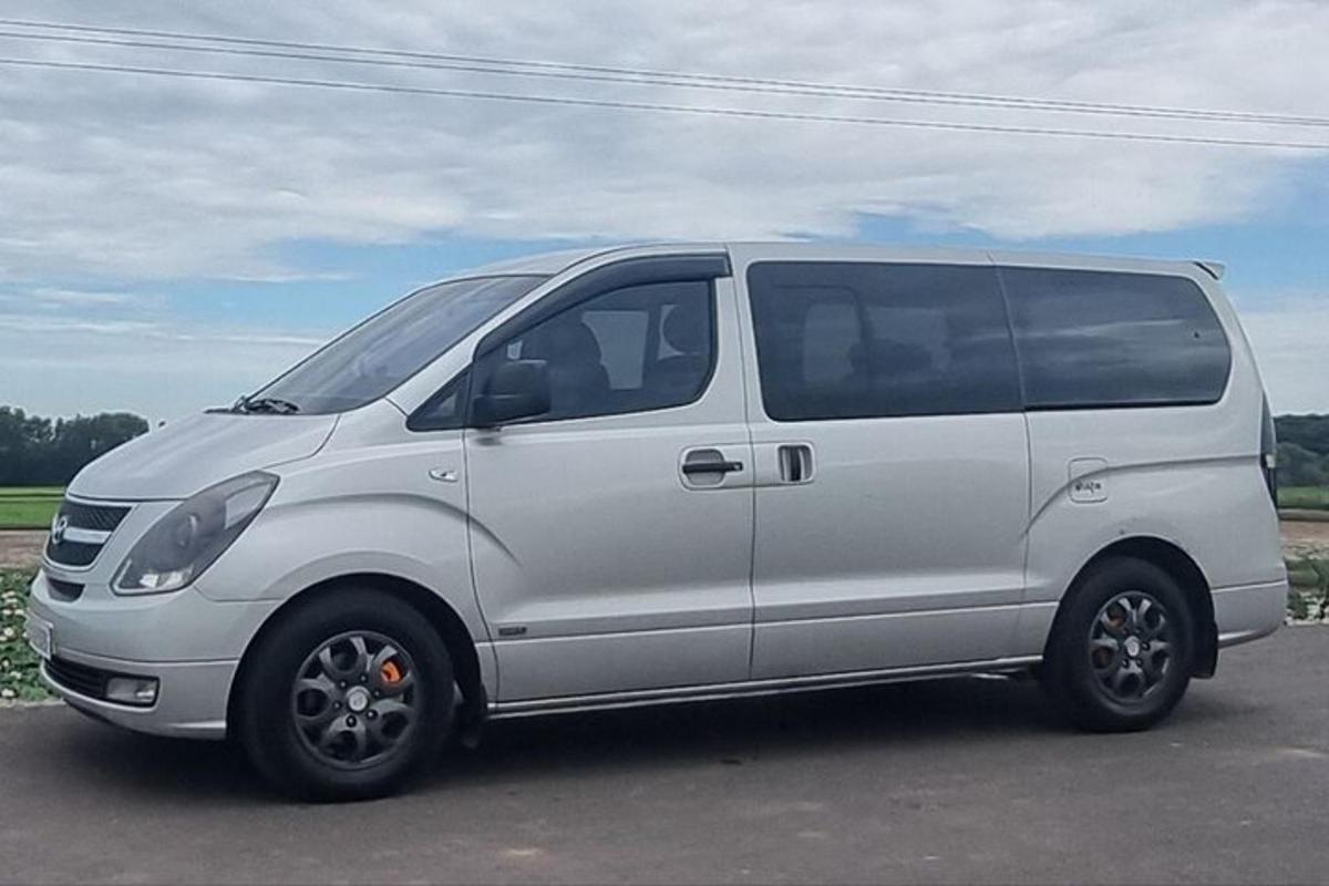 bílá dodávka zaparkovaná na parkovišti
