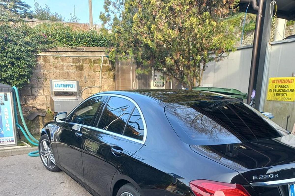 Un pequeño coche azul estacionado en un estacionamiento