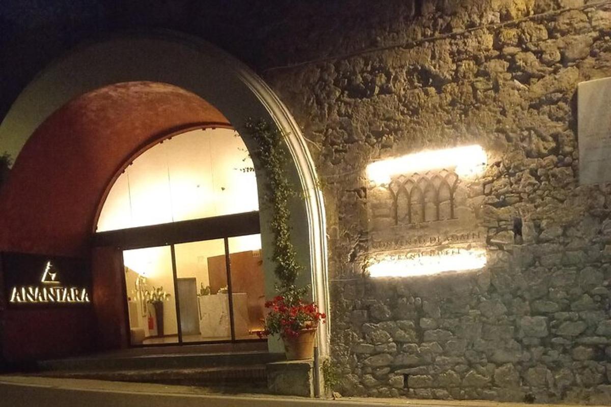 um edifício com uma parede de pedra e um arco