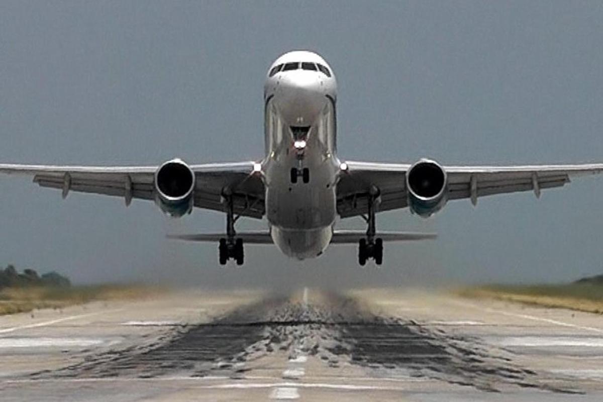 un avion decolează de pe pista unui aeroport