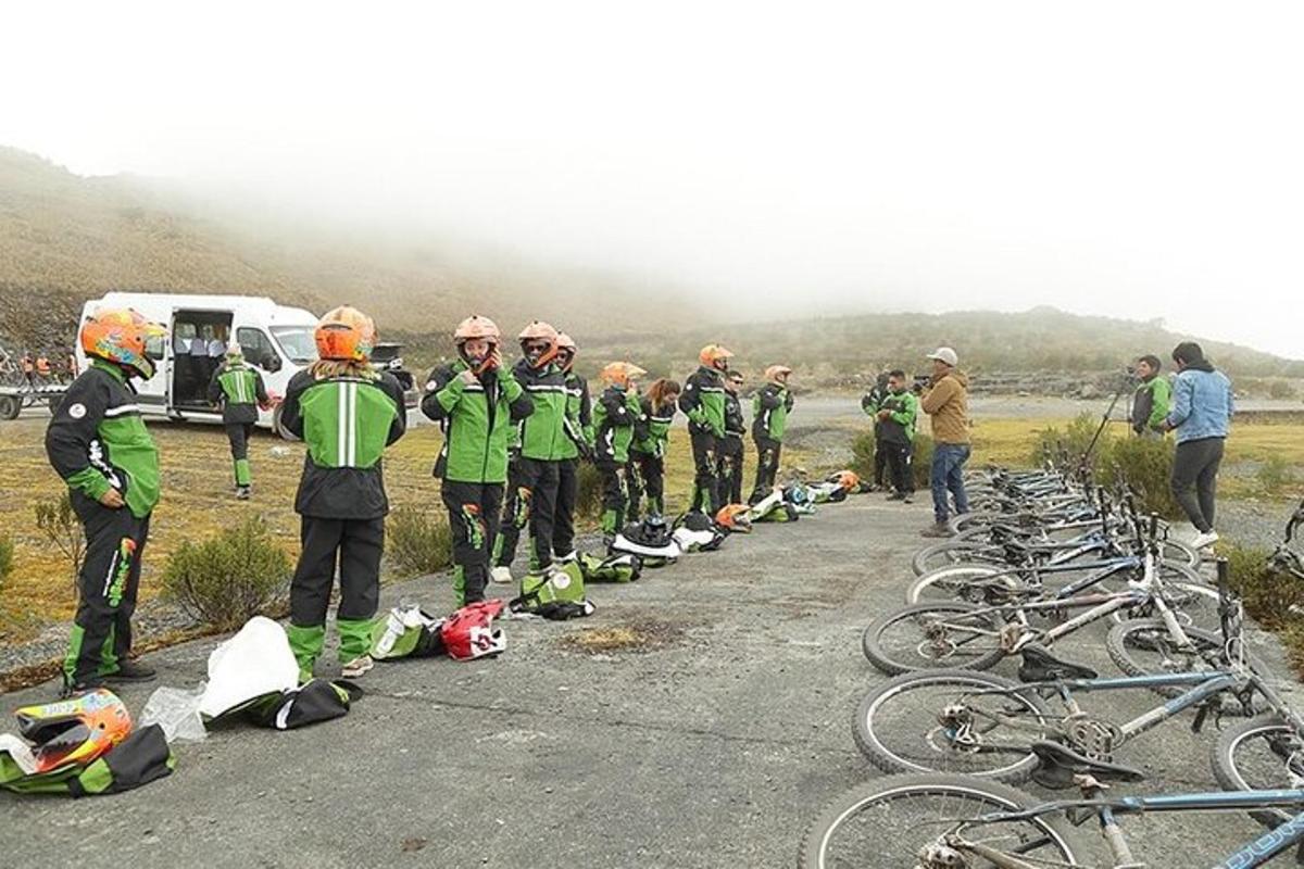 un grup de oameni care stau lângă bicicletele lor