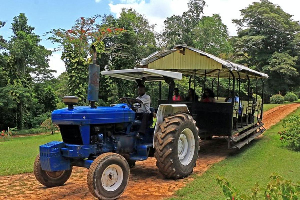 um trator azul puxando uma carroça com pessoas dentro