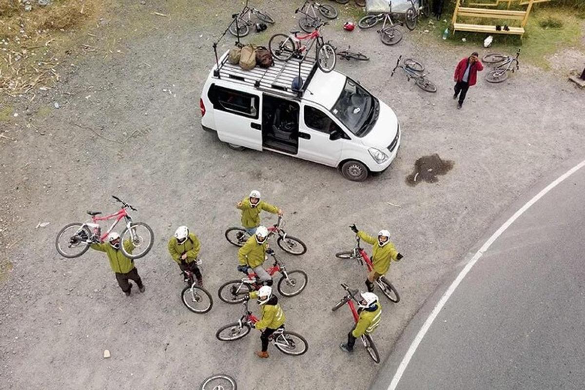 skupina lidí s koly na zadní straně auta