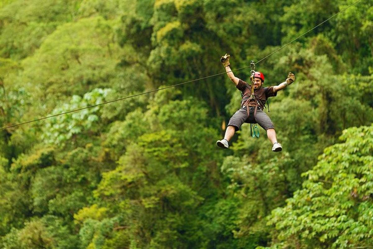 osoba je zavěšena ve vzduchu na zip line